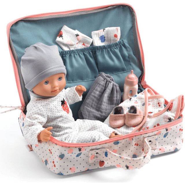 Djeco Pomea dukke 32 cm Vanille, inkl. rejsekuffert